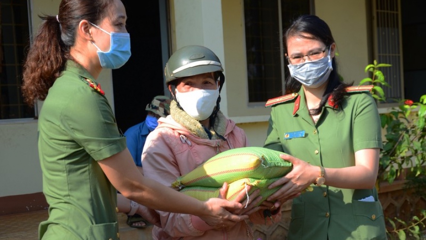 Hỗ trợ hàng tấn gạo cho đồng bào vùng sâu tại Đắk Lắk 