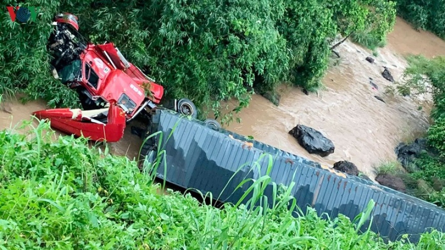 Xe lao xuống vực sâu hơn 20m sau va chạm giao thông