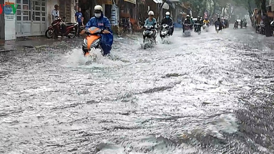 Mưa lớn ở TPHCM, nhiều tuyến đường ngập sâu 