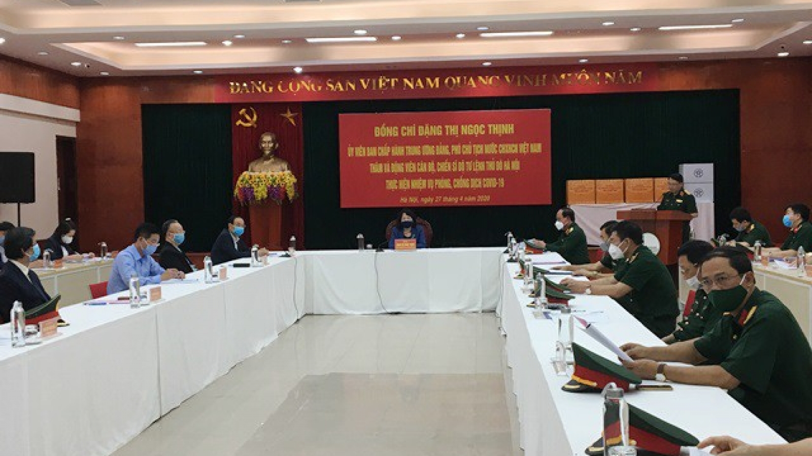 Phó Chủ tịch nước thăm và động viên cán bộ chiến sỹ chống dịch Covid-19 