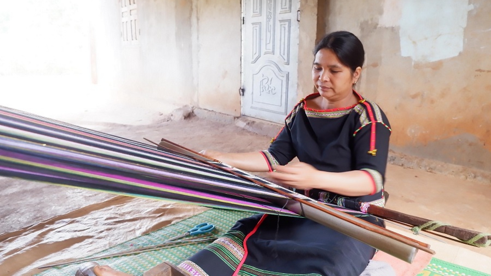 Đắk Lắk: Phụ nữ buôn Knia gìn giữ nghề dệt thổ cẩm