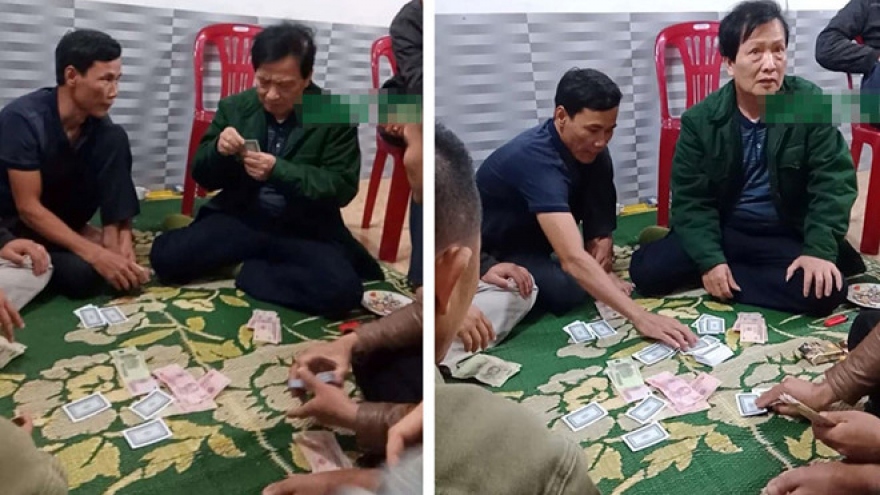 Cách chức Chủ tịch xã ở Hà Tĩnh tham gia đánh bạc