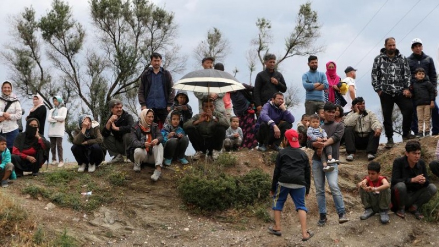 Hy Lạp đưa người di cư từ các trại tị nạn trên đảo lên đất liền