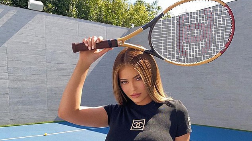 Kylie Jenner phô đường cong nóng bỏng khi đánh tennis trong biệt thự mới