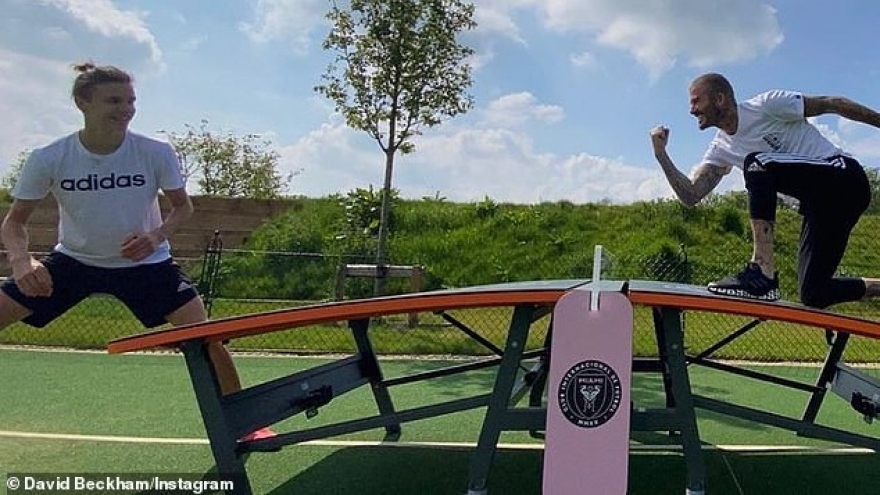 David Beckham cắt tóc điển trai, khoe hình thể khi chơi thể thao cùng con