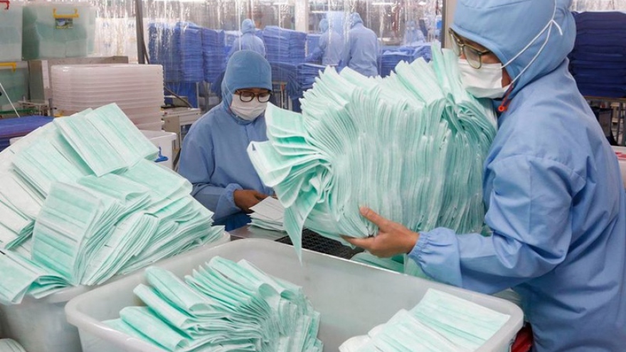 Lào bắt đầu tự sản xuất khẩu trang y tế để chống dịch Covid-19
