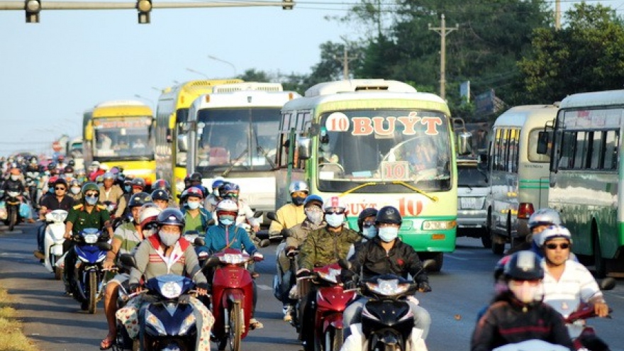 Xe 2 bánh đi cạnh làn xe tải: Phập phồng tai nạn