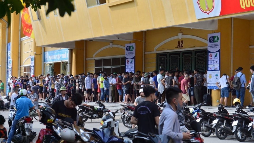 Hàng nghìn CĐV xếp hàng mua vé xem trận Nam Định - HAGL