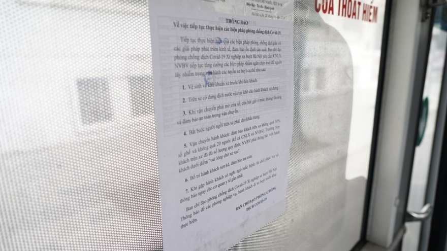 Ảnh: Người dân Hà Nội chấp hành quy định giãn cách khi đi xe bus 