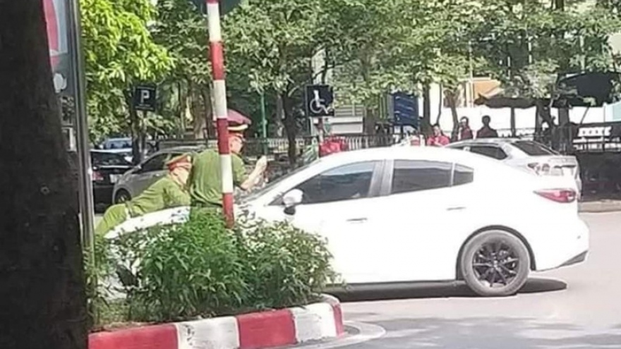 Một chiến sĩ công an ở Hà Nội bị tài xế hất lên nắp capo chạy gần 1km