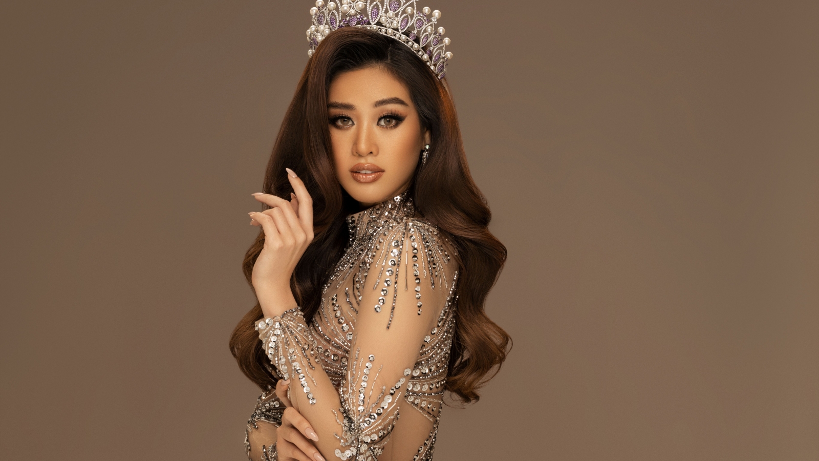 Hoa hậu Khánh Vân khoe vẻ quyến rũ trong bộ ảnh beauty queen mới