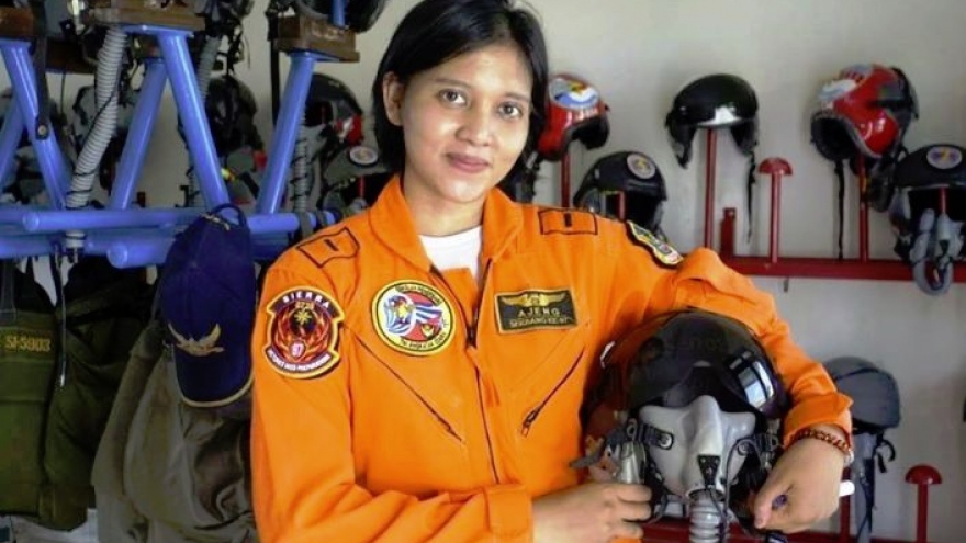 Quân đội Indonesia lần đầu có nữ phi công lái máy bay chiến đấu