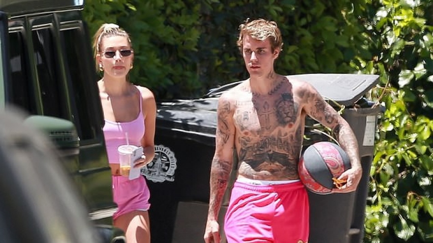 Justin Bieber cởi áo khoe body, cùng bà xã chơi bóng rổ ở Mỹ