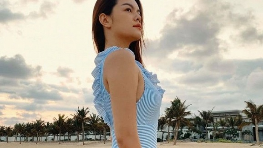 Chuyện showbiz: Phạm Quỳnh Anh mặc áo tắm, phô đường cong mỹ miều trên biển