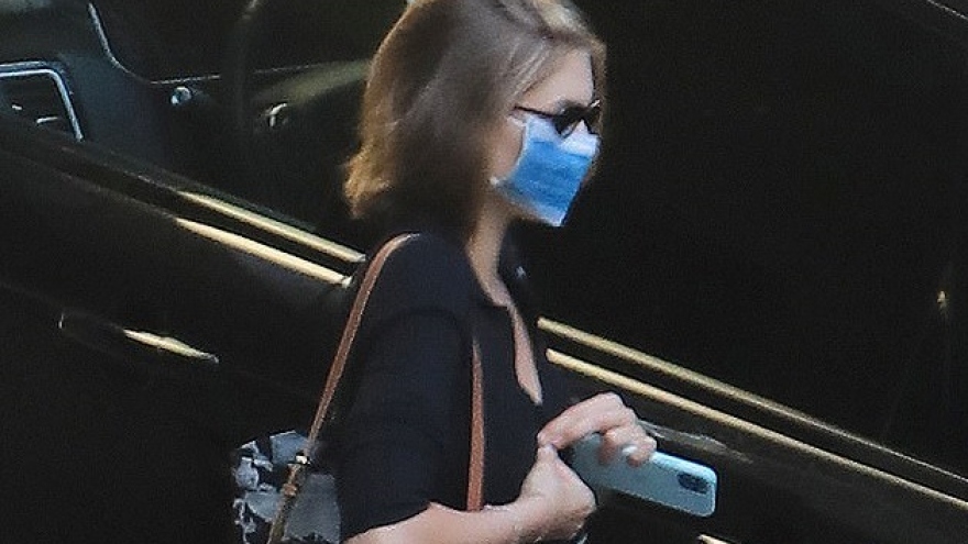 Con gái Cindy Crawford mặc croptop sành điệu ra phố sau khi chia tay
