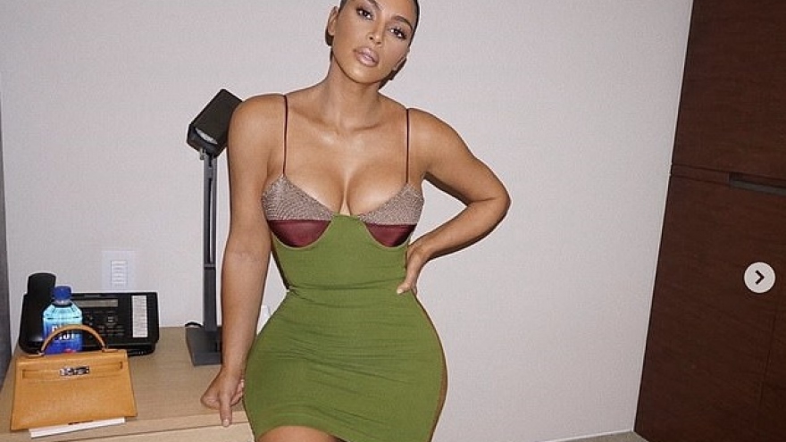 Kim Kardashian diện đầm bó sát, tôn hình thể nóng bỏng ở tuổi 39