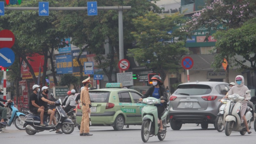 Ảnh: Cao tốc Pháp Vân - Cầu Giẽ ùn ứ, dòng người nườm nượp về Thủ đô