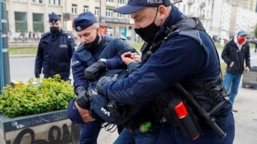 Ba Lan giải tán người biểu tình phản đối biện pháp hạn chế Covid-19
