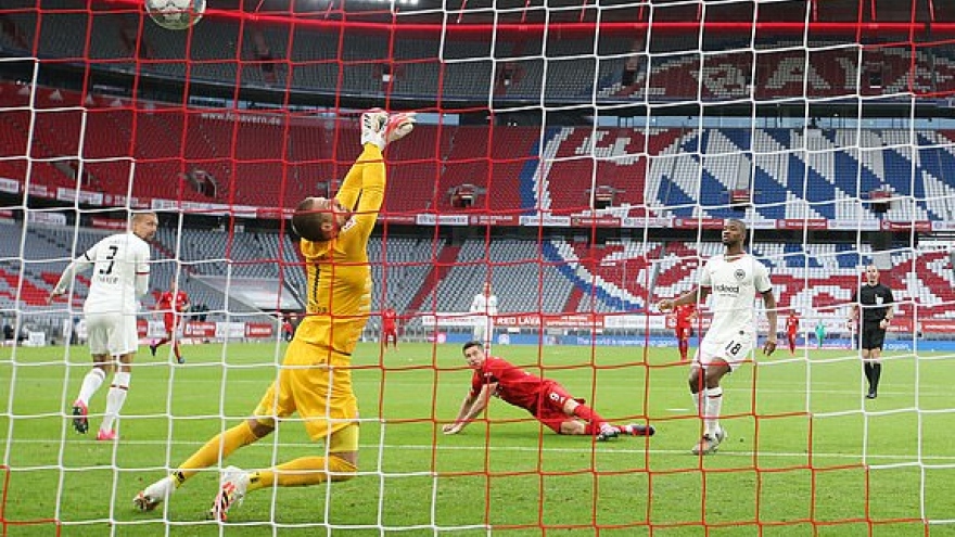 Thủng lưới 2 bàn trong 2 phút, Bayern Munich vẫn đè bẹp Frankfurt