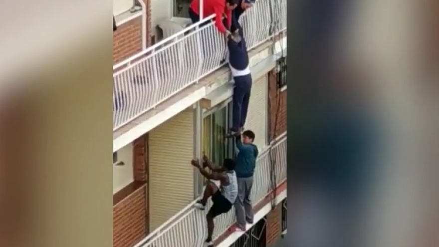 Video: Hàng xóm tận tình cứu cụ ông bị treo lơ lửng ở ban công