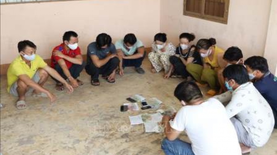 Tạm giữ hình sự 11 người tham gia đánh bạc ở Tây Ninh
