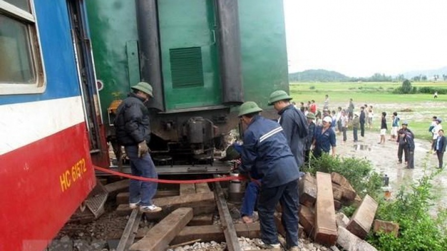 Tàu trật bánh, đường sắt Bắc-Nam tạm ngừng phục vụ trong nhiều giờ