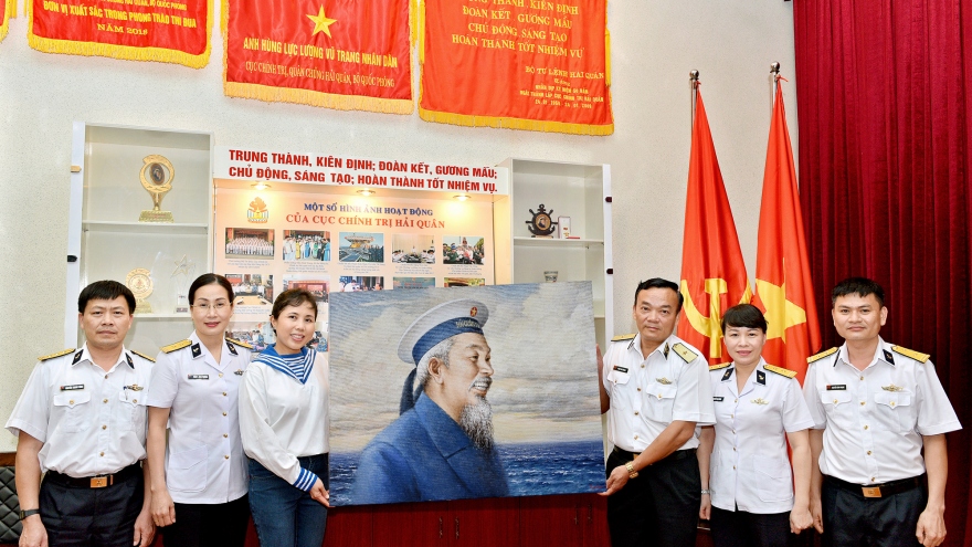 Họa sĩ Nguyễn Thu Thủy tặng tranh Bác Hồ tại Bộ Tư lệnh Hải quân