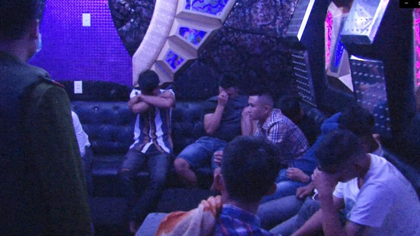 Khách hát và chủ quán karaoke cùng sử dụng ma túy 