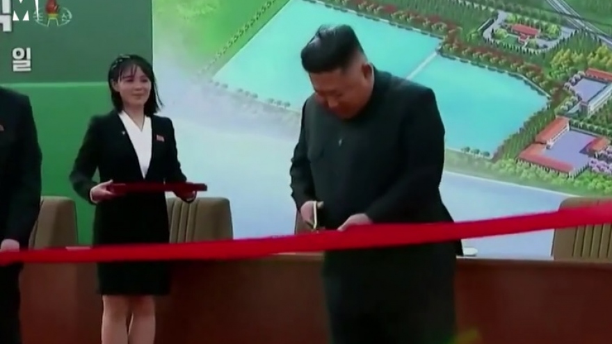 Video: Lãnh tụ Triều Tiên Kim Jong Un khai trương nhà máy vào ngày 1/5