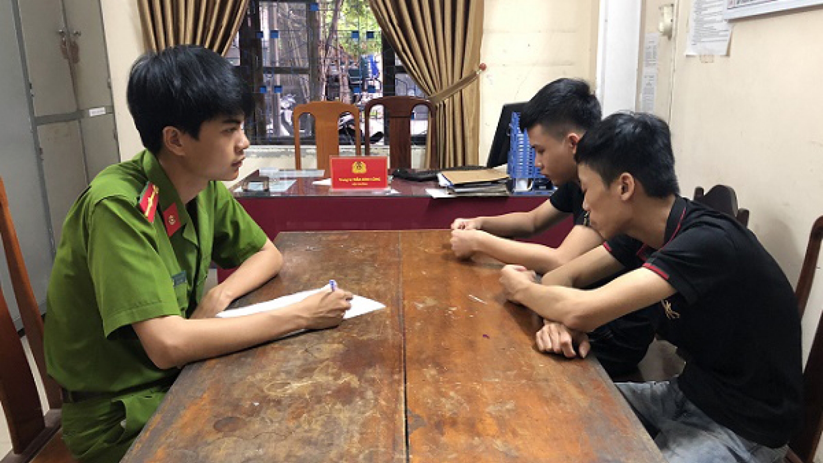 Bắt nhóm lừa đảo chiếm đoạt tiền qua mạng xã hội