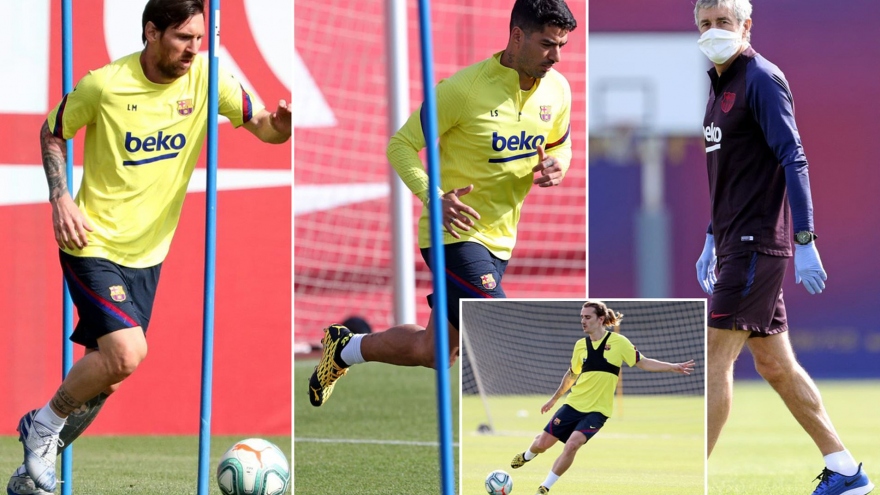 HLV Barca đeo khẩu trang ra sân tập chỉ đạo Lionel Messi và đồng đội