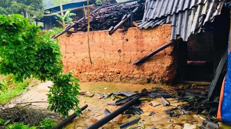 Mưa lốc trong đêm gây hại nặng nề tại Lào Cai