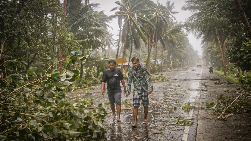 Bão Vongfong đổ bộ, người Philippines sơ tán nhưng vẫn phải giãn cách