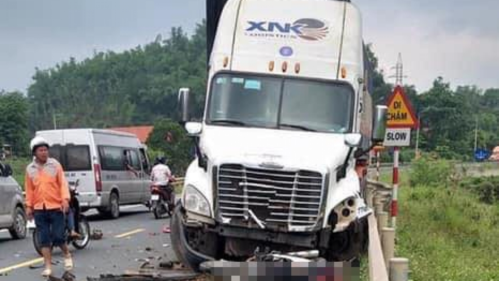 Xe container mất lái gây tai nạn liên hoàn tại Lạng Sơn