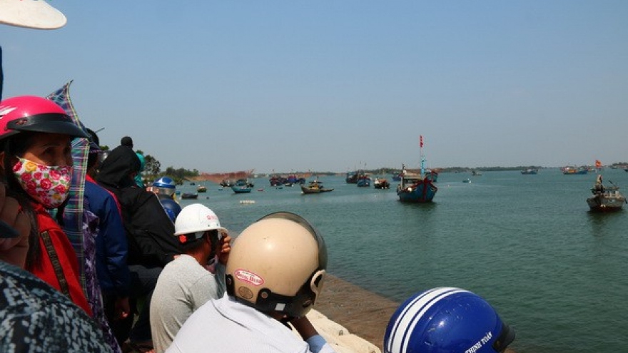 Đã tìm thấy 2 thi thể nạn nhân vụ lật thuyền trên sông Thu Bồn