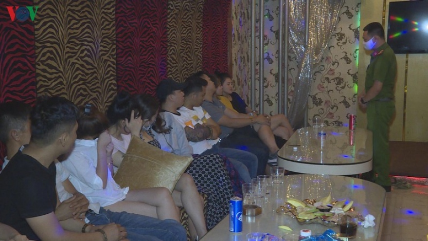 Hàng chục thanh niên thuê phòng karaoke để sử dụng ma túy 