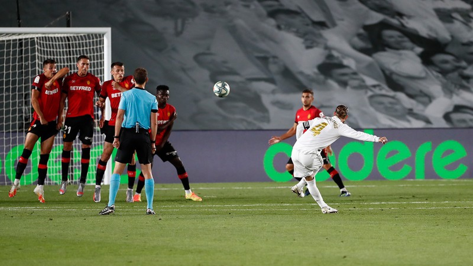 Ramos ghi siêu phẩm, Real Madrid đòi lại ngôi đầu từ tay Barca