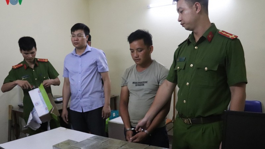 	Bắt giữ nam thanh niên dùng xe máy chở 17 bánh heroin đi bán