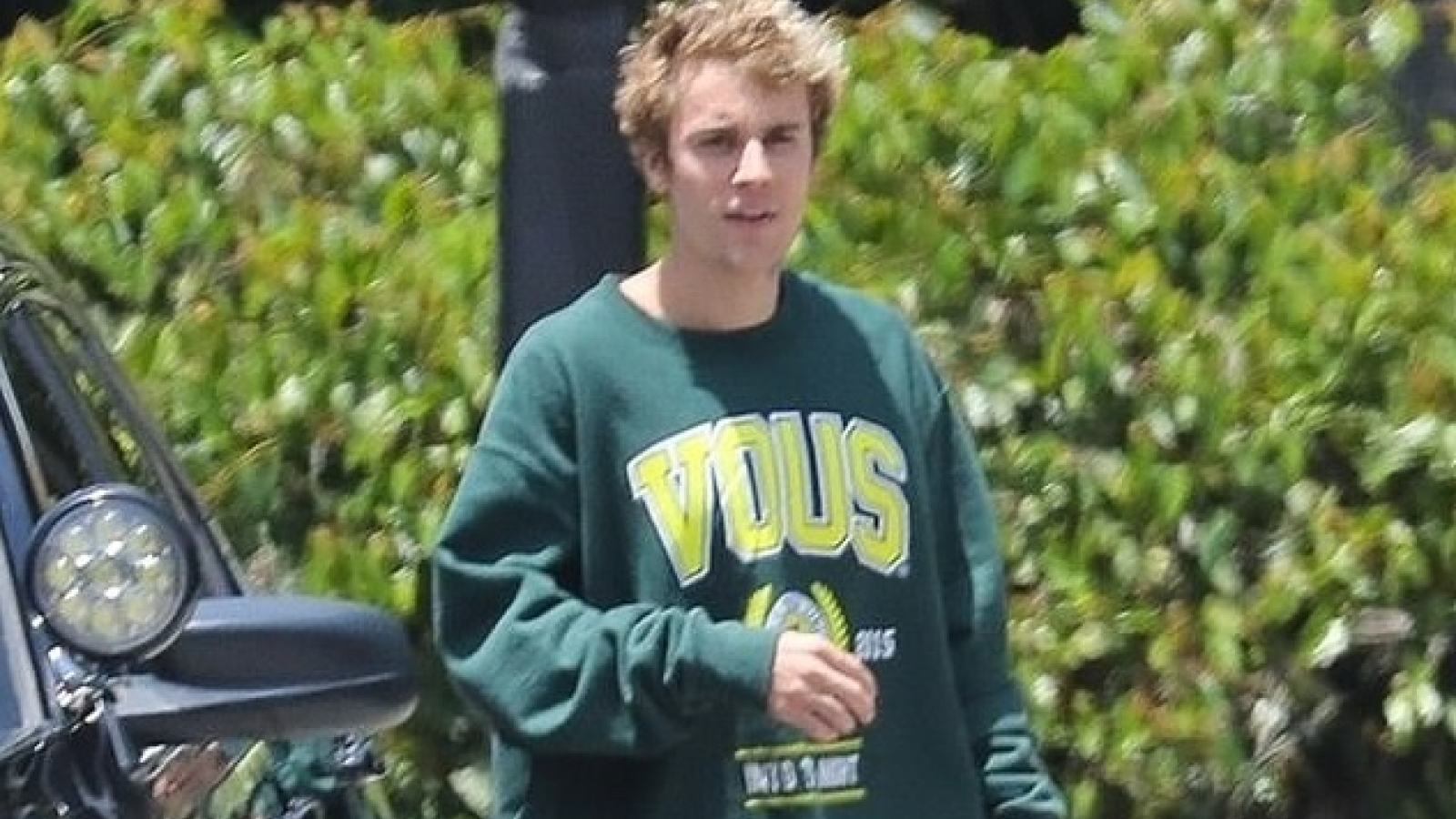 Justin Bieber tái xuất điển trai, đi chân trần trên nền đất khi ra phố
