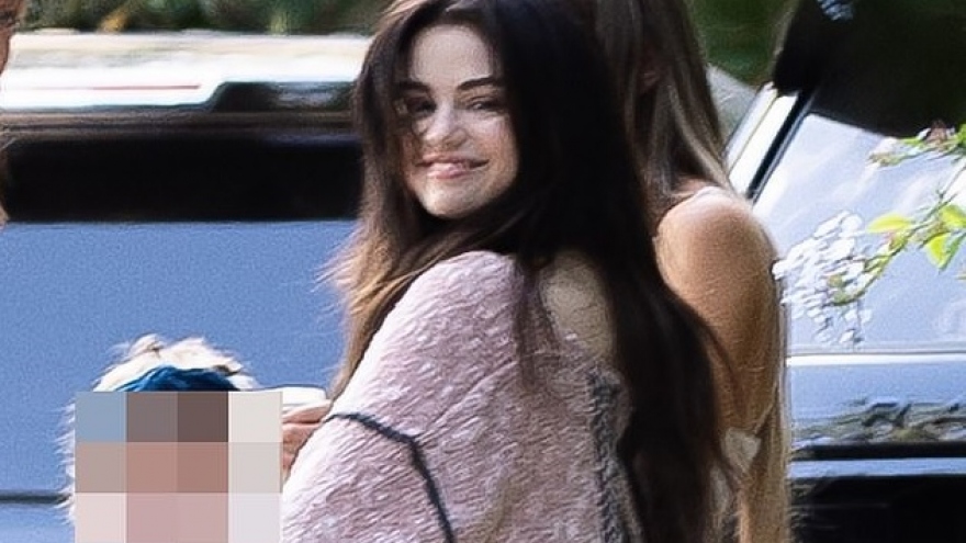 Selena Gomez nhợt nhạt ra phố cùng bạn bè sau khi bị tình cũ nhắc tên