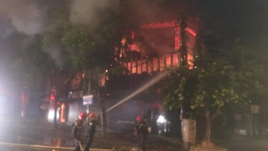 Quán Pub bốc cháy dữ dội trong đêm ở Nghệ An