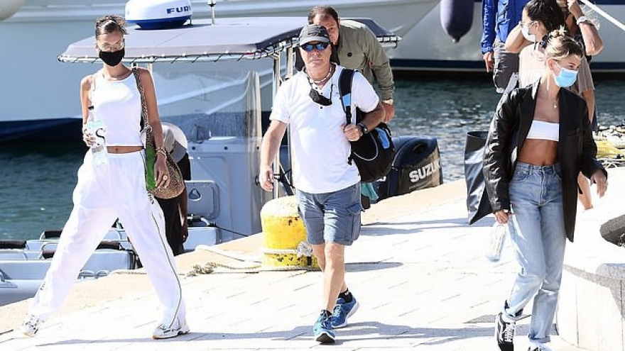 Vợ Justin Bieber và bạn thân sành điệu trở về Mỹ sau kỳ nghỉ ở Italy