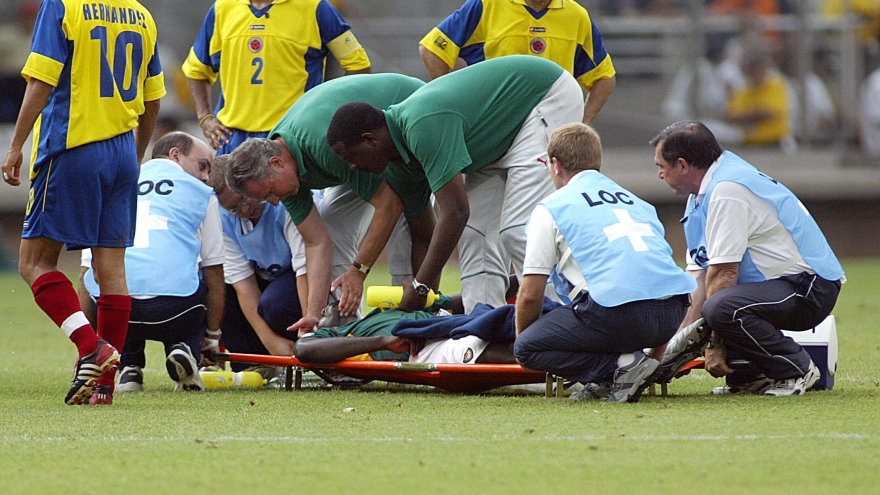 Ngày này năm xưa: Tuyển thủ Cameroon đột tử khi đang thi đấu