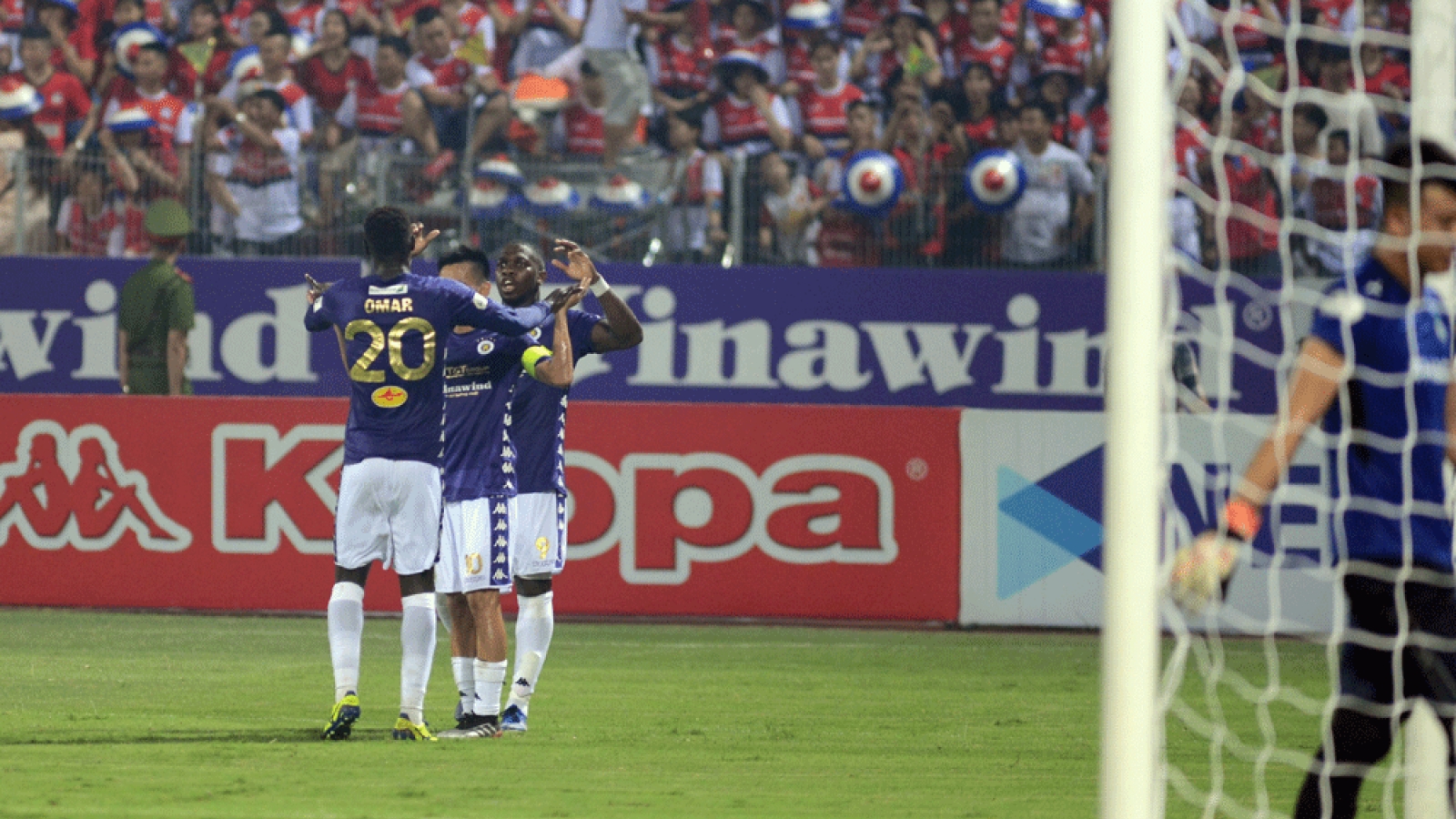 Sau vòng 3 V-League 2020: “Chú hổ Bi-Rai” rơi lệ