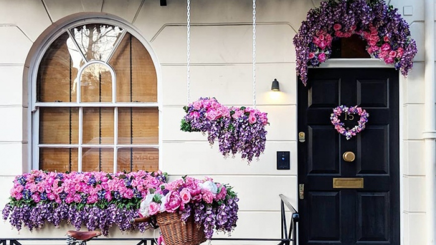 Trang trí cửa nhà bằng hoa đẹp mơ màng theo phong cách London