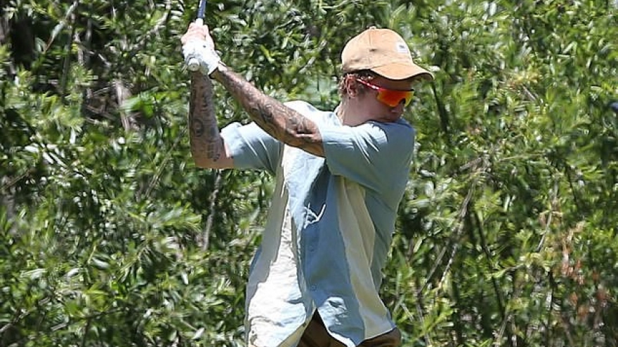 Justin Bieber mặc đồ xuề xòa hào hứng chơi golf cùng bạn bè ở Mỹ
