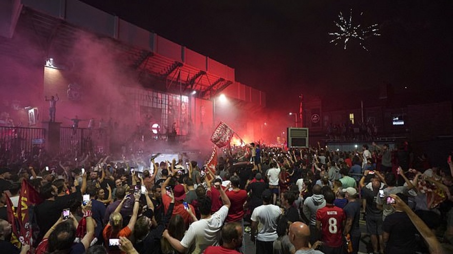 CĐV Liverpool “mở tiệc ở đường phố” mừng chức vô địch Premier League
