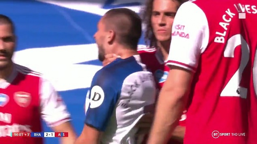Arsenal thua trận, Matteo Guendouzi bóp cổ tiền đạo của Brighton