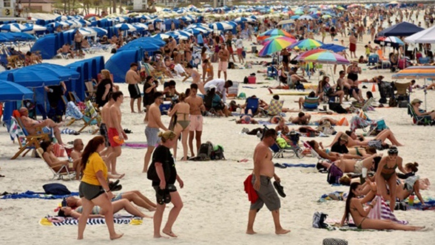Mexico thêm gần 3.500 ca Covid-19 sau khi mở cửa các bãi biển du lịch