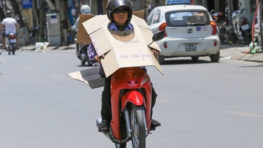 Người lao động nhọc nhằn mưu sinh dưới trời nắng nóng ở Hà Nội